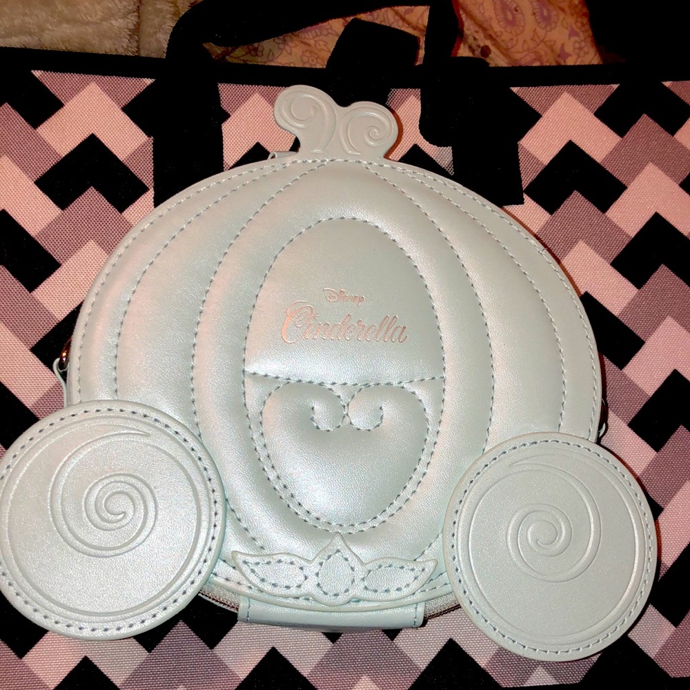 New never used Pandora Disney Cinderella hand bag with strap